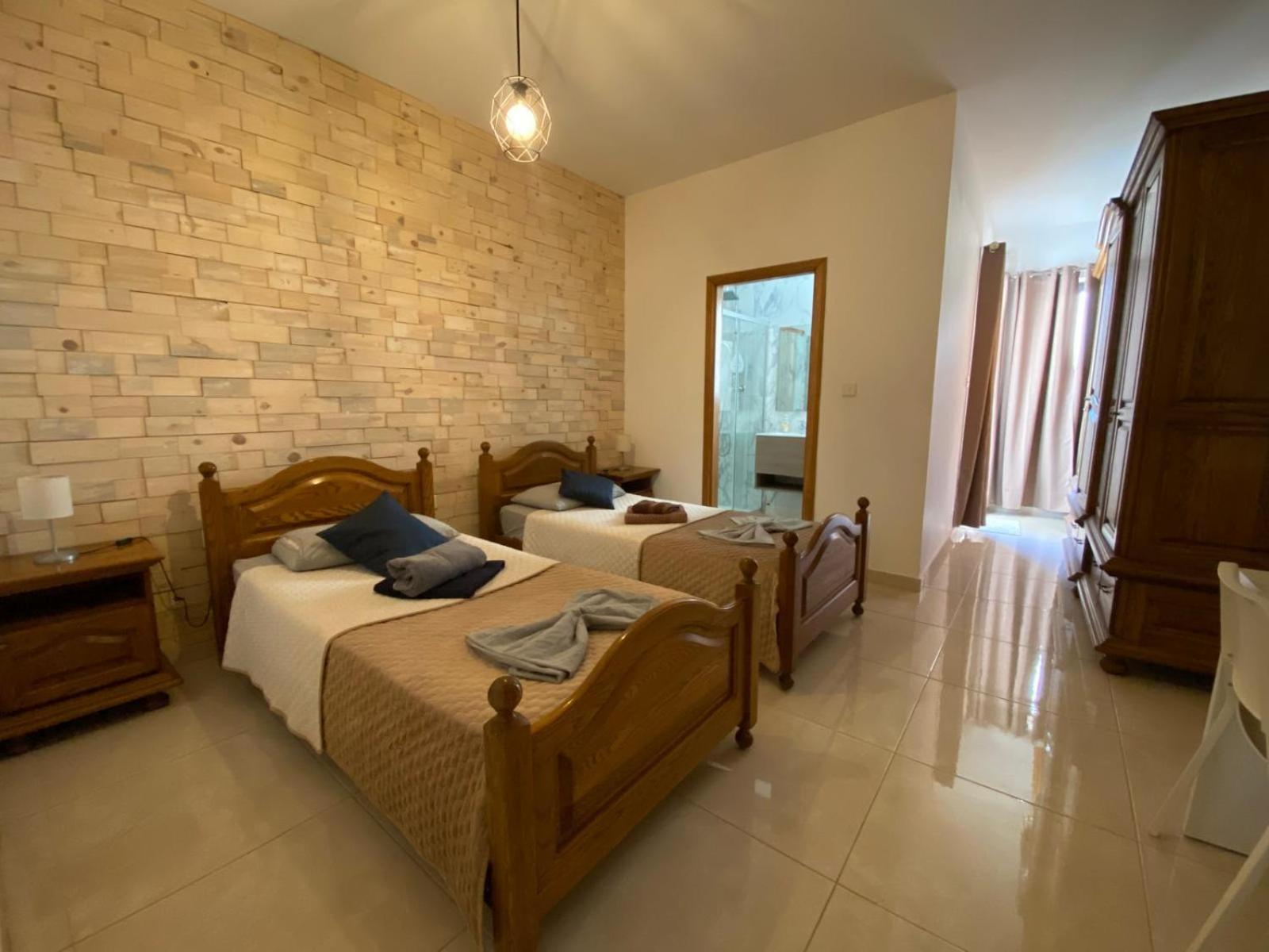 Xl Central Home - Sleeps 10 People Pieta Экстерьер фото